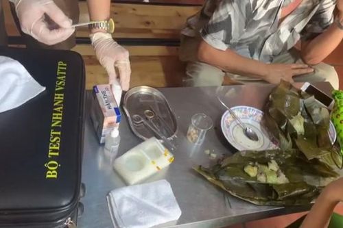 Phát hiện hơn 400 chiếc bánh gói chứa hàn the trong cơ sở sản xuất nổi tiếng