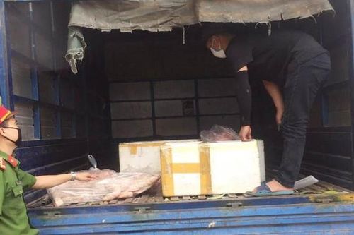 Bắt giữ hơn 300 kg thịt lợn không rõ nguồn gốc trên đường vào bếp ăn công nhân