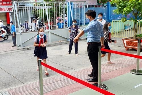 Bỏ giãn cách lớp học, nhiều trường đảo chiều cho trẻ học 2 buổi/ ngày
