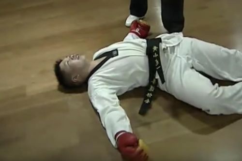 Võ sĩ Muay Thái đá gục đai đen Taekwondo trong nháy mắt