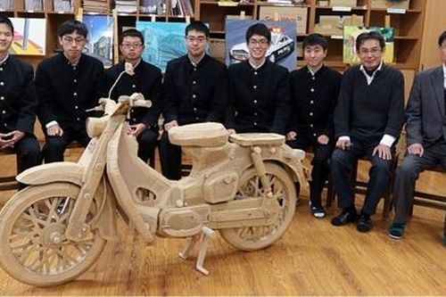 Học sinh cấp 3 chế tạo Honda C100 Super Cub từ bìa cứng gây sốt