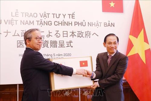 Trao tượng trưng vật tư y tế hỗ trợ Chính phủ, nhân dân Nhật Bản