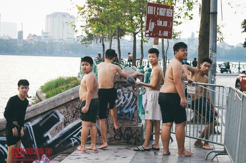 Hà Nội: Bất chấp nguy hiểm, người dân đổ ra hồ Tây, sông Hồng 'giải nhiệt'