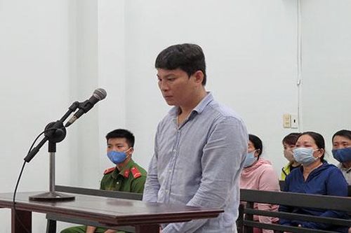 Đi mua nước uống, lại đâm người