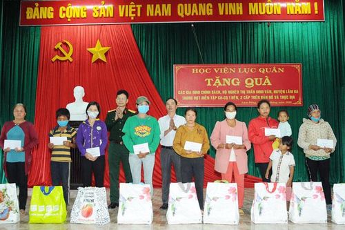 Học viện Lục quân trao 60 suất quà cho người dân