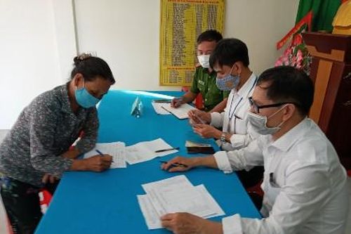Người dân phấn khởi khi nhận tiền từ gói hỗ trợ An sinh xã hội của Chính phủ