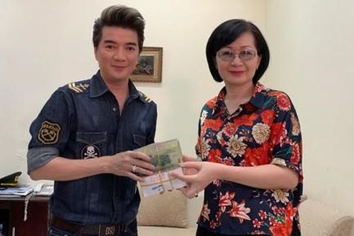 Ca sĩ Đàm Vĩnh Hưng trao 270 triệu đồng giúp người dân vùng hạn mặn