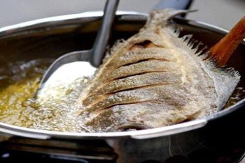 Thêm 1 bước này, đảm bảo cá rán vàng giòn, không nát, không dính chảo