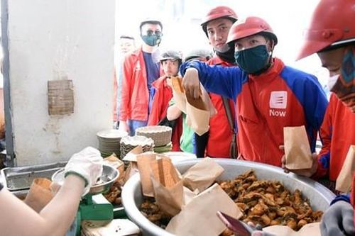 Hà Nội nắng nóng nhất từ đầu hè, shipper xếp hàng dài mua đồ ăn cho khách