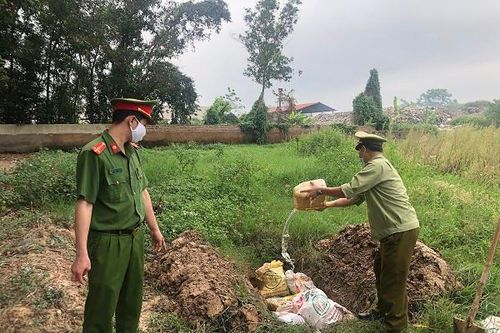 Xe ô tô vận chuyển 4,5 tạ thịt lợn đang trong quá trình phân hủy