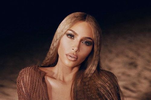 Kim Kardashian khoe tóc lưới cá sau khi bị tố photoshop