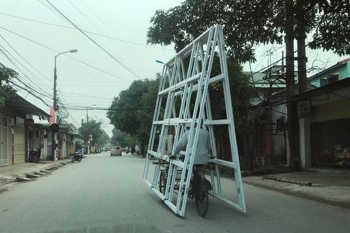 Nhiều xe chở hàng cồng kềnh ở thành phố Vinh