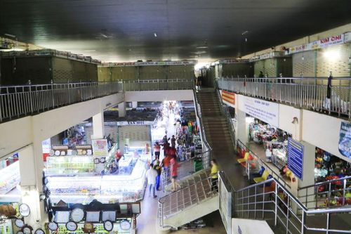 Hàng trăm tiểu thương kêu trời vì 'nội công ngoại kích'