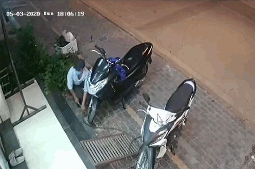 Xe máy khóa cổ, khóa bánh vẫn bị trộm trong 30 giây