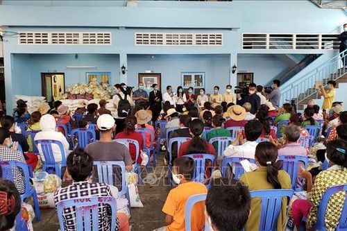 Trao 430 suất quà cho gia đình người gốc Việt tại Campuchia bị ảnh hưởng bởi dịch Covid-19