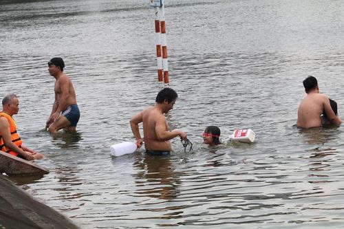 Ngó lơ lệnh cấm, người Hà Nội đổ ra hồ Linh Đàm tắm giải nhiệt