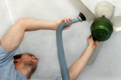 Bí quyết lau quạt trần sạch bong chỉ bằng vỏ gối