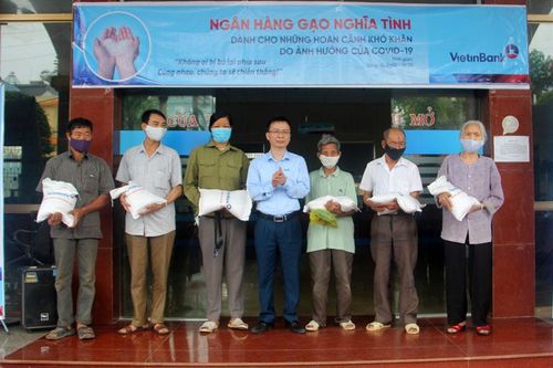 Hỗ trợ hộ nghèo, cận nghèo bị ảnh hưởng bởi dịch COVID-19