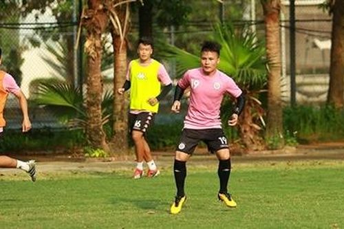 Quang Hải bất ngờ 'ngồi chung mâm' với sao Ngoại hạng Anh