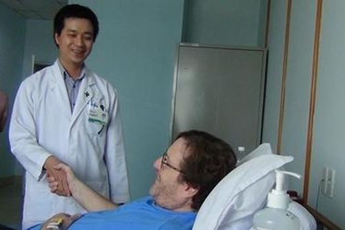 Lấy cây tăm tre từ vùng bẹn người đàn ông nước ngoài