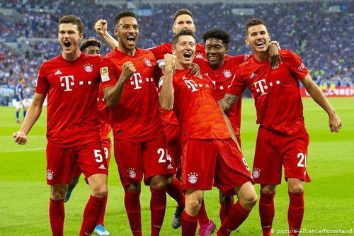 Bundesliga đối phó COVID-19: Cầu thủ bị cấm ôm nhau, quây trọng tài?