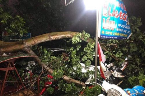 Mưa dông sau chuỗi ngày nắng nóng: 16 người thương vong, nghìn ngôi nhà tốc mái