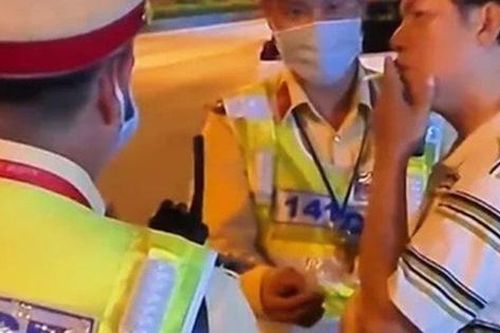 Tạm đình chỉ cán bộ thuế say rượu thách thức CSGT