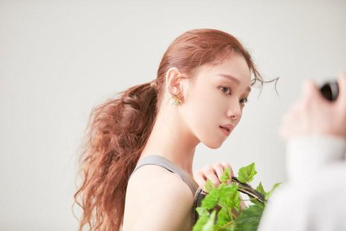 Bộ hình thời trang chứng minh Lee Sung Kyung là 'cô gái vàng trong làng chụp ảnh họa báo'