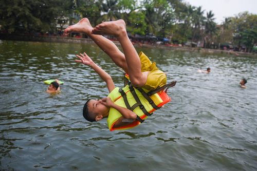 Giải nhiệt ngày nắng 38 độ ở ao tắm nghìn năm tuổi