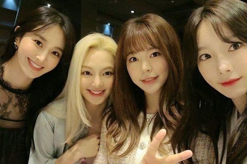 Fan vui mừng khi 7 thành viên SNSD tụ họp tại đám cưới quản lý cũ