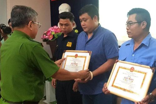 Khen thưởng 3 người dân bắt 2 kẻ cướp chích điện tiểu thương