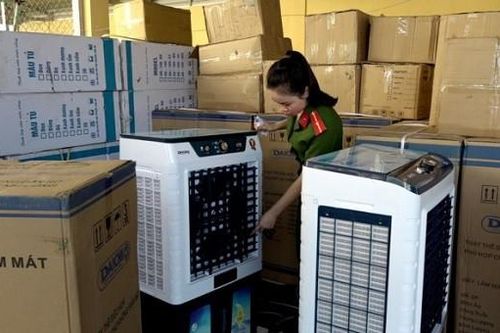 Phát hiện xe ô tô vận chuyển lô hàng 'lậu' khoảng 300 triệu đồng