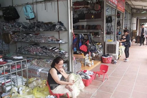 Tiểu thương chợ quần áo lớn nhất Hà Nội ngóng khách sau giãn cách xã hội