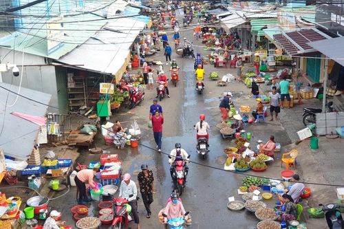 Chợ lớn nhất Phú Quốc nhộn nhịp sau giãn cách xã hội