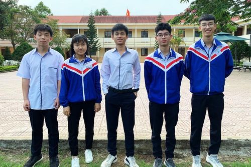 Ngôi trường có nhiều học sinh mê sáng chế, 'săn' học bổng Nga