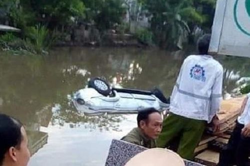 Xe con 7 chỗ lao xuống sông, 2 người tử vong