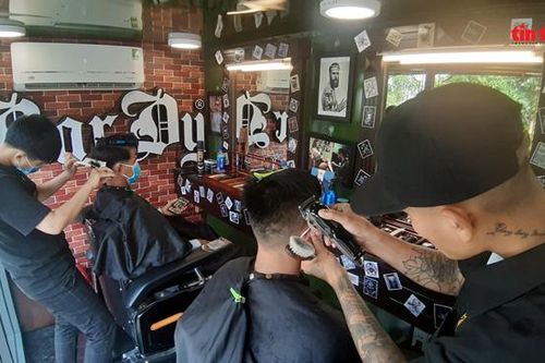 Tiệm cắt tóc trên xe lưu động với giá 0 đồng