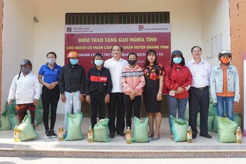 Công đoàn Agribank Khánh Hòa tặng 200 suất quà cho người dân có hoàn cảnh khó khăn huyện Khánh Vĩnh