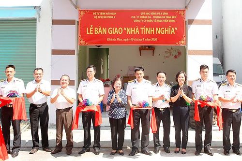 Quỹ học bổng Vừ A Dính, Câu lạc bộ Vì Hoàng Sa - Trường Sa thân yêu: Bàn giao nhà tình nghĩa cho Đại úy Nguyễn Tiến Xuân