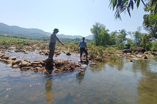 Người dân Khánh Yên Hạ nhọc nhằn sau mỗi trận lũ