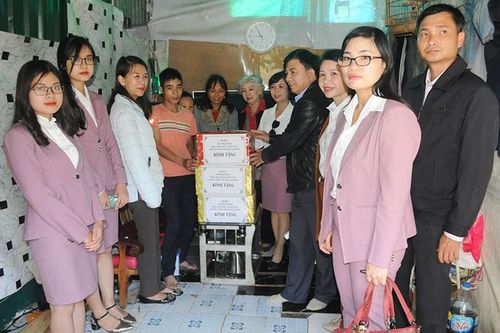 Trao quà cho người già neo đơn và học sinh nghèo tại Đà Lạt
