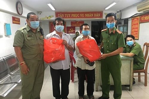 Tặng quà người dân giao nộp súng K59, mã tấu