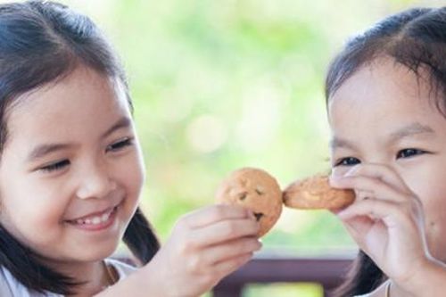 Các bé không muốn chia sẻ đồ chơi với bạn bè, đừng vội trách con ích kỷ, có thể do cha mẹ quá nôn nóng