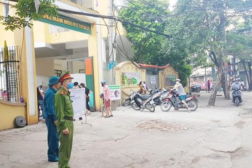 Lực lượng công an bảo vệ ngày đầu học sinh toàn thành phố trở lại trường học