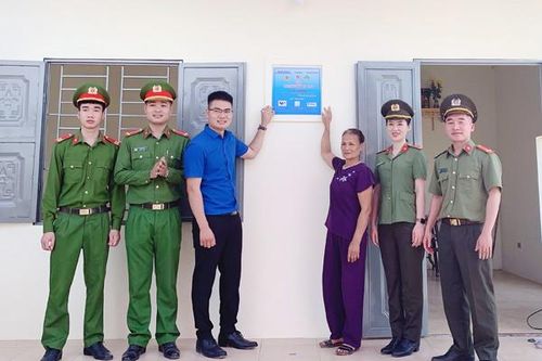 Cậu bé mồ côi đón nhận ngôi nhà khăn quàng đỏ