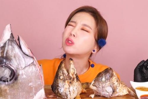 Lý do chúng ta thích xem người khác ăn