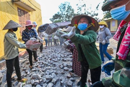Dông lốc tốc mái trường học, thầy cô dọn dẹp đón học sinh trở lại