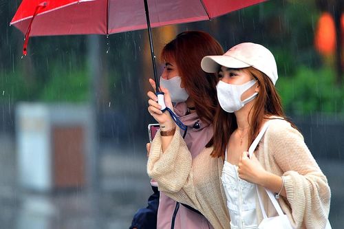 TP.HCM nóng 37 độ C, miền Bắc mưa dông diện rộng