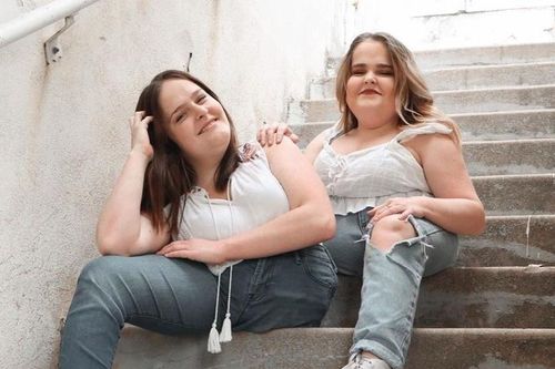 Cuộc sống của cặp song sinh dính liền sau 14 năm phẫu thuật tách đôi