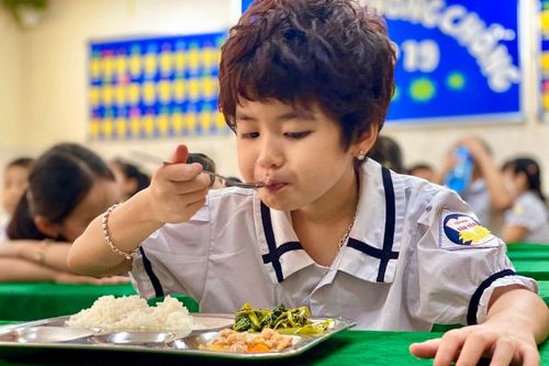 Bữa ăn bán trú đầu tiên của học sinh tiểu học trong ngày trở lại trường